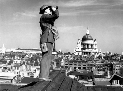 Aircraft Spotter Searches The Sky With Binoculars During The Battle Of Britain. St. Paul'S Cathedral Is In The Background. World War 2 History - Item # VAREVCHISL036EC434