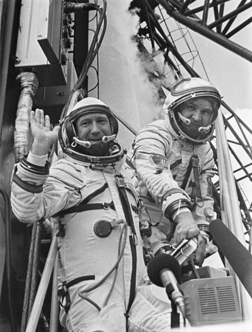 Cosmonauts Aleksey Leonov And Valeriy Kubasov Before The Apollo-Soyuz Launch. Their Soyuz Spacecraft Would Dock With The Us Apollo Capsule For Over Two Days On July 17-19 History - Item # VAREVCHISL034EC021