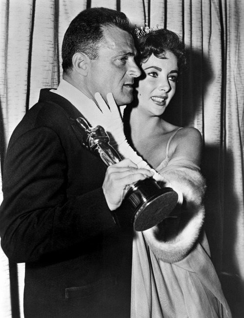 1956 Producer Mike Todd And Wife Elizabeth Taylor With The Best Picture Oscar For Around The World In Eighty Days History - Item # VAREVCSBDOSPIEC040