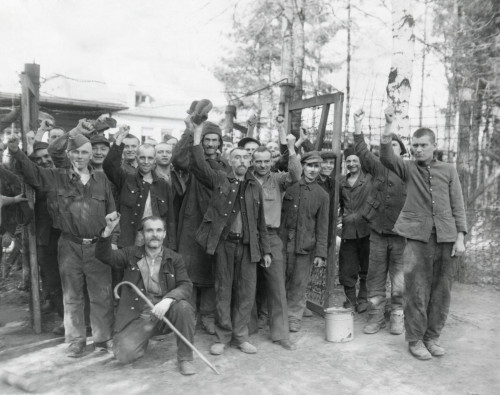 Allied Pow Cheer Their Liberty After Being Freed Near Homburg History - Item # VAREVCHISL037EC877
