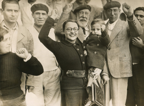 Defeated Spanish Republican Refugees Give Their Clenched Fist Salute In Bordeaux History - Item # VAREVCHISL037EC510