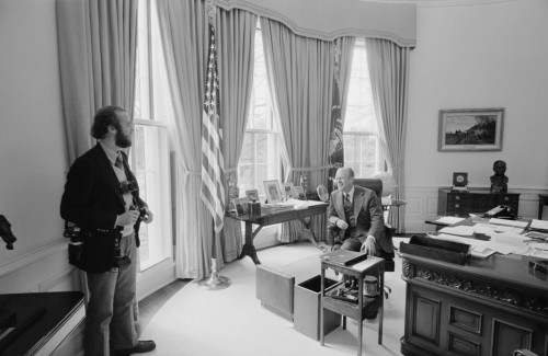 President Gerald Ford Chatting With Pulitzer Prize Winning Photographer David Hume Kennerly Who Documented The Ford Presidency. Feb. 6 1975. History - Item # VAREVCHISL030EC041