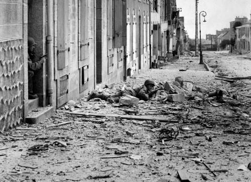 U.S. Soldiers In Street Fighting During The Battle Of Brest History - Item # VAREVCHISL037EC140