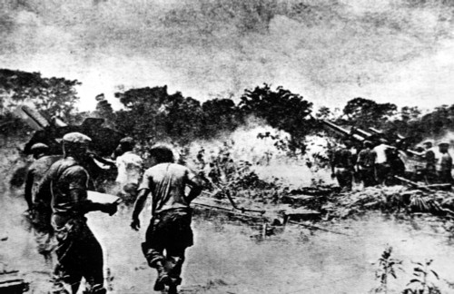 Bay Of Pigs Invasion Cuban Soldiers Fire Artillary On Cuban Rebels History - Item # VAREVCHBDBAPIEC003 Bay Of Pigs Invasion Cuban Soldiers Fire Artillary On Cuban Rebels History - Item # VAREVCHBDBAPIEC003