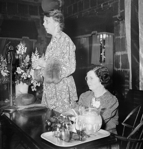 Eleanor Roosevelt Speaking In Washington History - Item # VAREVCHISL040EC007