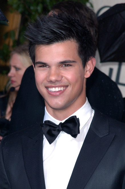 Taylor Lautner At Arrivals For The 67Th Annual Golden Globes Awards - Arrivals, Beverly Hilton Hotel, Beverly Hills, Ca January 17, 2010. Photo By Tony GonzalezEverett Collection Celebrity - Item # VAREVC1017JAGGO012