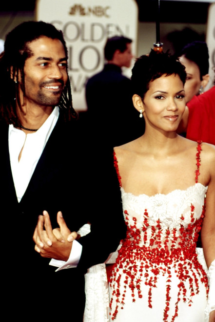 Halle Berry And Companion Arriving At The Golden Globe Awards, January, 2000 Celebrity - Item # VAREVCPSDHABEHR005