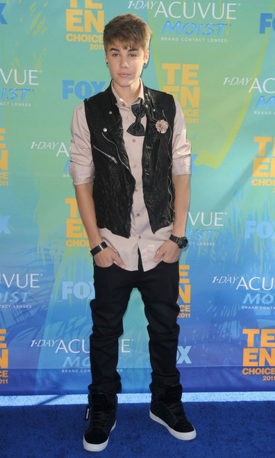 Justin Bieber At Arrivals For 2011 Teen Choice Awards - Arrivals, Gibson Amphitheatre, Los Angeles, Ca August 7, 2011. Photo By Dee CerconeEverett Collection Celebrity - Item # VAREVC1107G04DX089