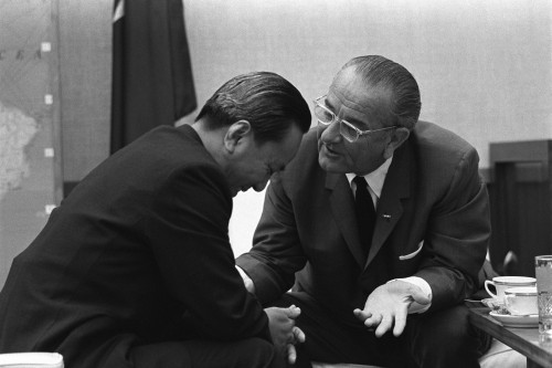 President Lyndon Johnson Talks With Vietnamese President Nguyen Van Thieu During A Meeting In Hawaii. Thieu Was The Third History - Item # VAREVCHISL033EC272