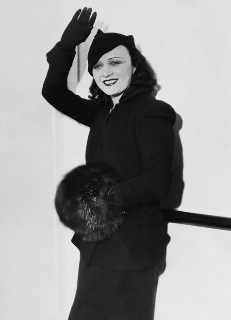 Pola Negri Arriving In New York On The S.S. Manhattan Portrait - Item # VAREVCPBDPONEEC054
