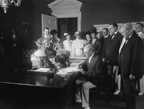 Woodrow Wilson Signing The Child Labor Law Of 1916 History - Item # VAREVCHISL022EC023