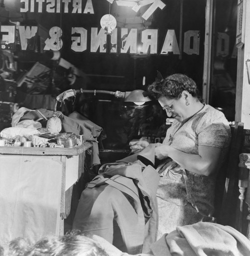 Proprietress Of A Jewish Weaving Shop On Broom Street In The Lower East Side History - Item # VAREVCHISL016EC211 Proprietress Of A Jewish Weaving Shop On Broom Street In The Lower East Side History - Item # VAREVCHISL016EC211