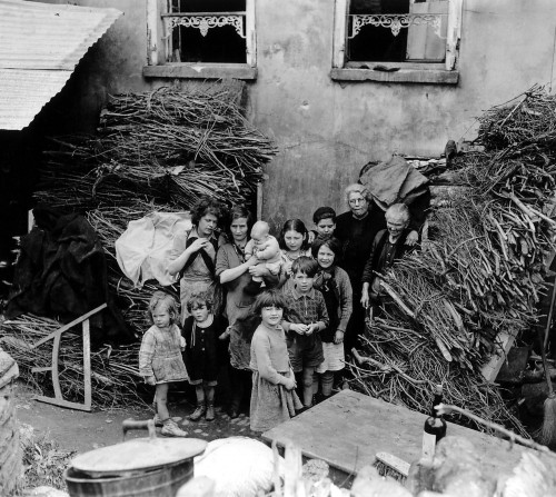 French Family Outside Their Home In Saint Lo History - Item # VAREVCHISL037EC102