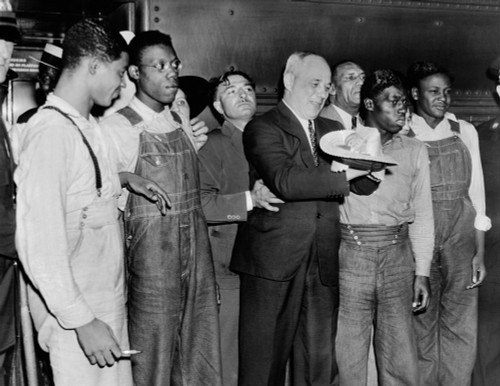 Scottsboro Boys' And Radical Lawyer Samuel Leibowitz Cheer At Penn Station. After A Six Year Battle In Alabama And Federal Courts History - Item # VAREVCCSUA000CS907