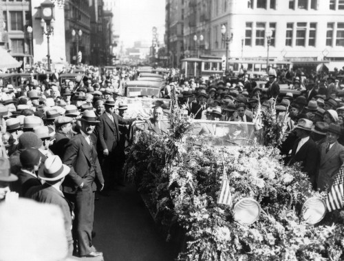 Presidential Nominee Gov. Franklin Roosevelt Parades In A Flower Covered Car In Portland History - Item # VAREVCCSUA000CS020