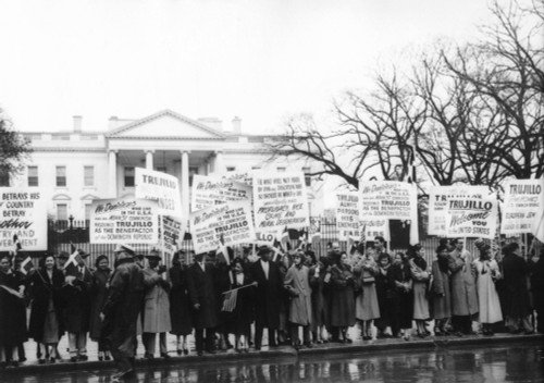 1000 Dominicans From New York City Demonstrate Loyalty To Generalissimo Rafael Trujillo. Signs Welcome The Dictator At The White House History - Item # VAREVCCSUB002CS660