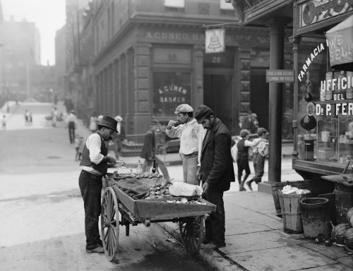 Men Eating Fresh Clams From A Pushcart Peddler In The Italian Neighborhood Of Mulberry Bend In New York City. Ca. 1900 Photograph By Byron. History - Item # VAREVCHISL017EC123
