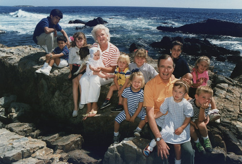 President George H. W. Bush And Wife Barbara Pose With Twelve Of Their Grandchildren And Family Dog History - Item # VAREVCHCDARNAEC121