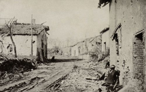 World War 1. American Soldier In The A Shattered French Town History - Item # VAREVCHISL043EC997
