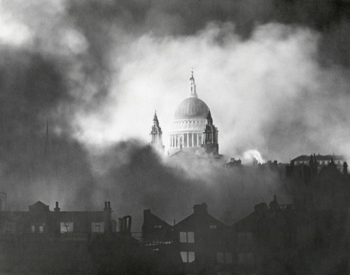 London'S St. Paul'S Cathedral During The Great Fire Raid Of Sunday History - Item # VAREVCHISL036EC441