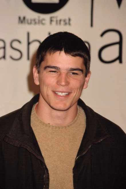 Josh Hartnett At The Vh1 Vogue Fashion Awards, Nyc, 101901, By Cj Contino Celebrity - Item # VAREVCPSDJOHACJ001