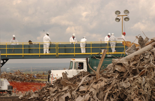 Workers At The Fresh Kills Landfill Examine Debris From The World Trade Center For Victim Identification And Evidence Related To The Attack. Oct. 16 2001. Photo Everett Collection History - Item # VAREVCHISL029EC224