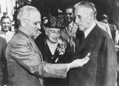 President Harry Truman Awards Distinguished Service Medal Retiring Secretary Of War Henry Stimson. Sept. 21 History - Item # VAREVCCSUB001CS801 President Harry Truman Awards Distinguished Service Medal Retiring Secretary Of War Henry Stimson. Sept. 21 History - Item # VAREVCCSUB001CS801