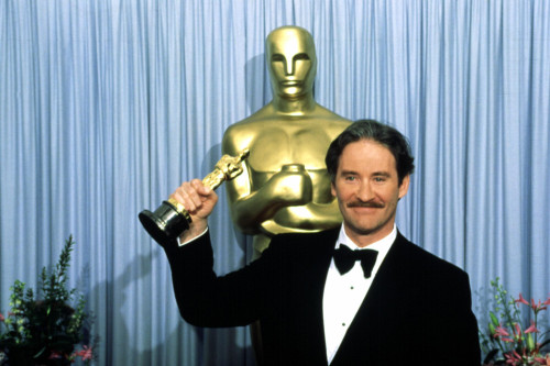 1988 Kevin Kline Holds Up His Best Supporting Actor Oscar For A Fish Called Wanda History - Item # VAREVCSSDOSPIEC019