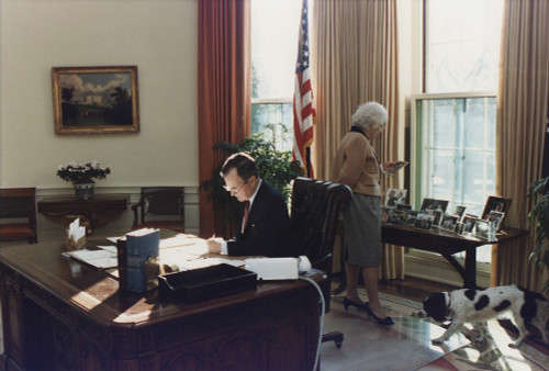 During His First Week As President George Bush Works In The Oval Office As Wife Barbara Looks At Photographs Behind The His Desk. Jan. 27 1989. History - Item # VAREVCHISL023EC170