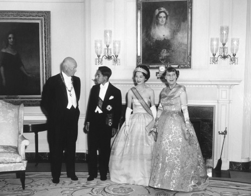 Crown Prince Akihito And Princess Michiko Of Japan With The Eisenhowers. They Pose For Photographs Before A State Dinner At The White House. Sept. 27 History - Item # VAREVCHISL039EC047