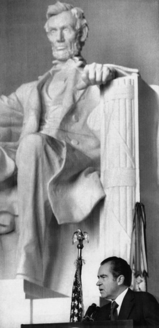 Nixon Presidency. Us President Richard Nixon Speaks In Front Of The Lincoln Memorial On Lincoln'S Birthday History - Item # VAREVCPBDRINIEC150