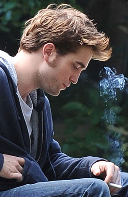 Robert Pattinson On Location For Remember Me Film Shooting On Location In Central Park, Central Park, New York, Ny June 30, 2009. Photo By Kristin CallahanEverett Collection Celebrity - Item # VAREVC0930JNAKH001