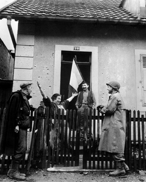 Frenchwoman Exclaims To A Neighbor And A U.S. Soldier History - Item # VAREVCHISL037EC127