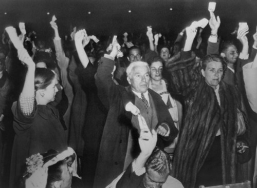 Charlie Chaplin With Wife Oona At Hollywood Bowl Campaign Rally For Henry Wallace In 1948. The Audience Are Holding Dollar Bills In Their Hands And Chaplin Pledged 1000 To The Campaign. History - Item # VAREVCHISL038EC453