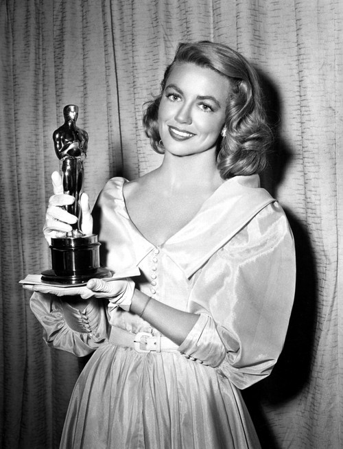 1956 Best Supporting Actress Dorothy Malone [Written On The Wind] Holds Her Statuette For Photographers History - Item # VAREVCSBDOSPIEC119