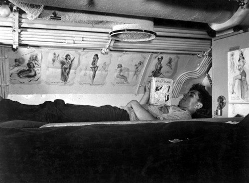 U.S. Sailor Reading In His Bunk Aboard Uss Capelin At Submarine Base New London History - Item # VAREVCHISL036EC268