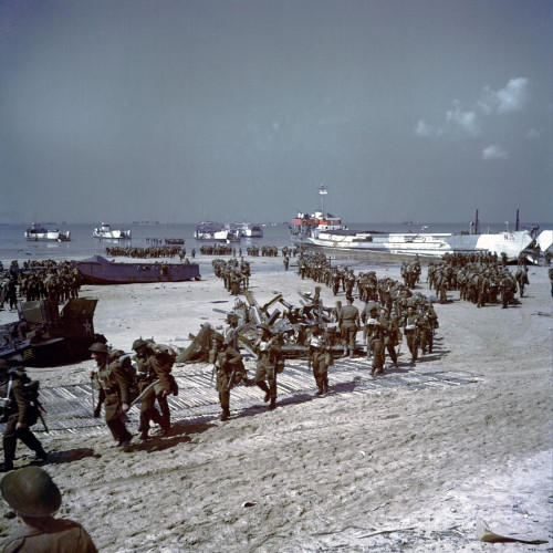 Canadians Soldiers On Juno Beach History - Item # VAREVCHISL037EC201