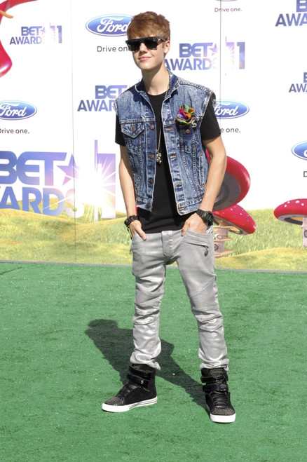 Justin Bieber At Arrivals For 2011 Bet Awards, Shrine Auditorium, Los Angeles, Ca June 26, 2011. Photo By Elizabeth GoodenoughEverett Collection Celebrity - Item # VAREVC1126E05UH098