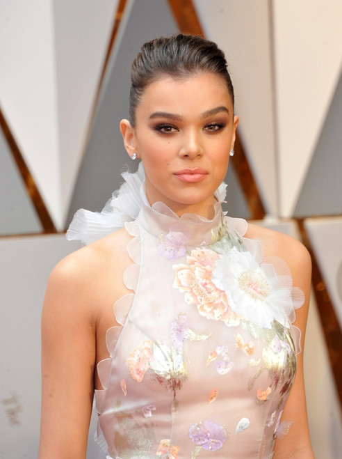 Hailee Steinfeld At Arrivals For The 89Th Academy Awards Oscars 2017 - Arrivals 1, The Dolby Theatre At Hollywood And Highland Center, Los Angeles, Ca February 26, 2017. Photo By Elizabeth GoodenoughEverett Collection Celebrity - Item # VAREVC1726F04