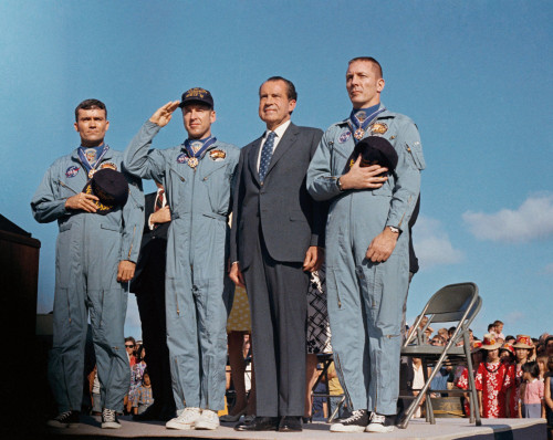 President Richard Nixon And The Apollo 13 Crew Salute U.S. Flag. The Astronauts John Swigert Jim Lovell And Fred W. Haise Were Presented The Presidential Medal Of Freedom During The Post-Mission Ceremonies At Hickam Air Force Base - Item # VAREVCHISL