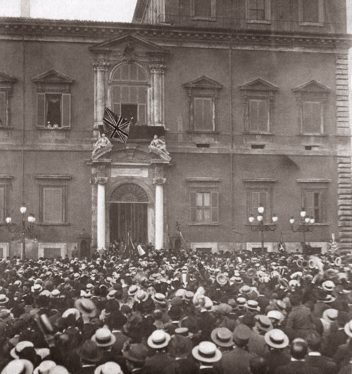 World War I: London, 1914. /Nthe Queen And Edward, Prince Of Wales, Appearing On The Balcony At Buckingham Palace In London, To Cheering Crowds At The Outbreak Of World War I. Photograph, 1914. Poster Print by Granger Collection - Item # VARGRC040894 World War I: London, 1914. /Nthe Queen And Edward, Prince Of Wales, Appearing On The Balcony At Buckingham Palace In London, To Cheering Crowds At The Outbreak Of World War I. Photograph, 1914. Poster Print by Granger Collection - Item # VARGRC040894