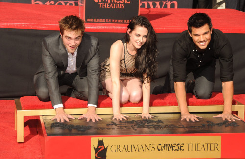 Robert Pattinson, Kristen Stewart, Taylor Lautner At A Public Appearance For Handprint Ceremony At Grauman'S Chinese Theater For The Twilight Saga Stars, Grauman'S Chinese Theatre, Los Angeles, Ca November 3, 2011. Photo By Dee - Item # VAREVC1103N09