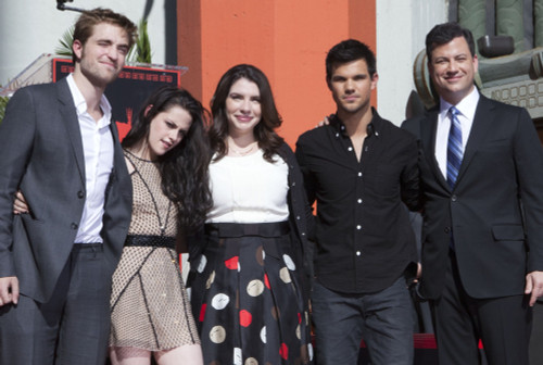 Robert Pattinson, Kristen Stewart, Taylor Lautner, Stephenie Meyer, Jimmy Kimmel At A Public Appearance For Handprint Ceremony At Grauman'S Chinese Theater For The Twilight Saga Stars, Grauman'S Chinese Theatre, Los Angeles, Ca - Item # VAREVC1103N02