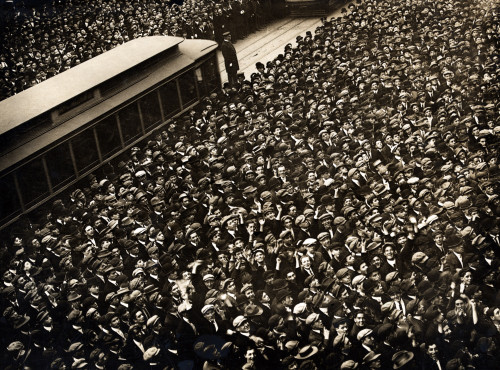Baseball. A Huge Crowd In New York Watches The Score Board During The Final Game Of The 1911 World Series. The Game Was Played In Philadelphia Between The New York Giants And The Philadelphia Athletics. New York City History - Item # VAREVCHCDLCGCEC1