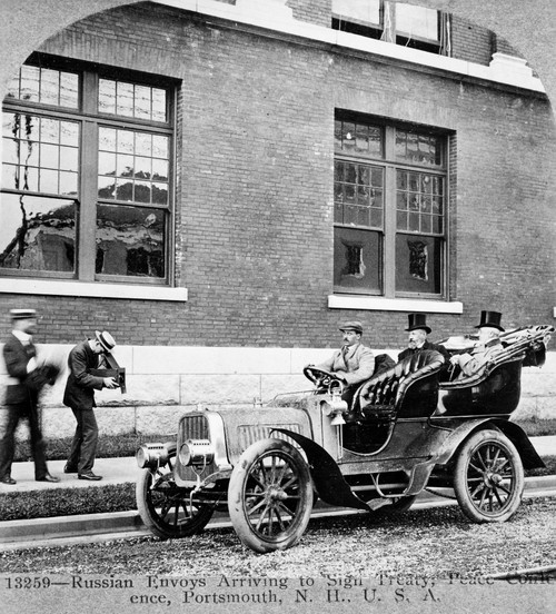 Russo-Japanese War, 1905. /Nrussian Envoys Arriving At Portsmouth, New Hampshire, To Sign The Peace Treaty With Japan That Ended The Russo-Japanese War On 5 September 1905. Count Sergei Witte Is In The Center Of The Automobile. Poster Print by Grange