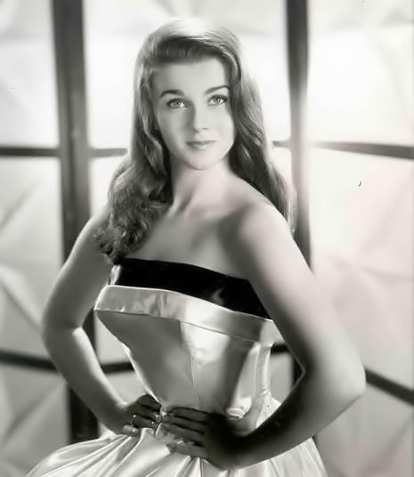 Ann Margret - Poised Photo Print (8 x 10) - Item # DAP11505