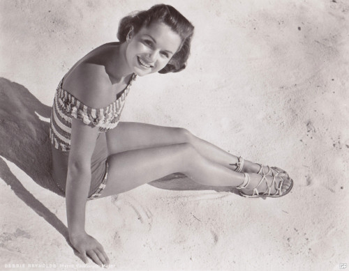Debbie Reynolds- Sitting on beach looking up Photo Print (10 x 8) - Item # DAP16491