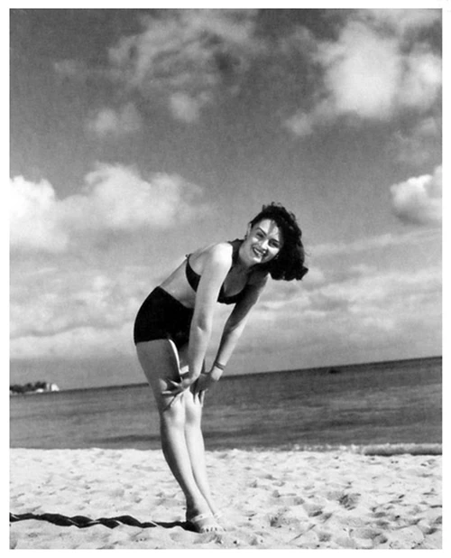 Donna Reed - Leaning Over On Beach Photo Print (8 x 10) - Item # DAP17066