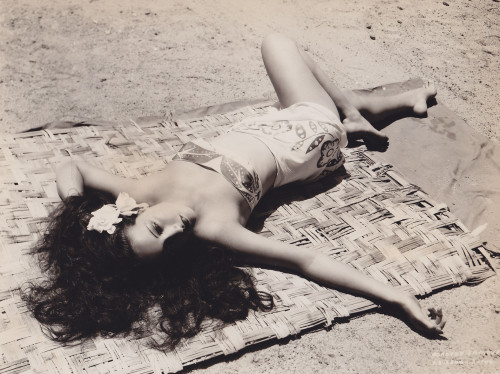 Dorothy Lamour - Laying on Beach Towel Photo Print (10 x 8) - Item # DAP17197