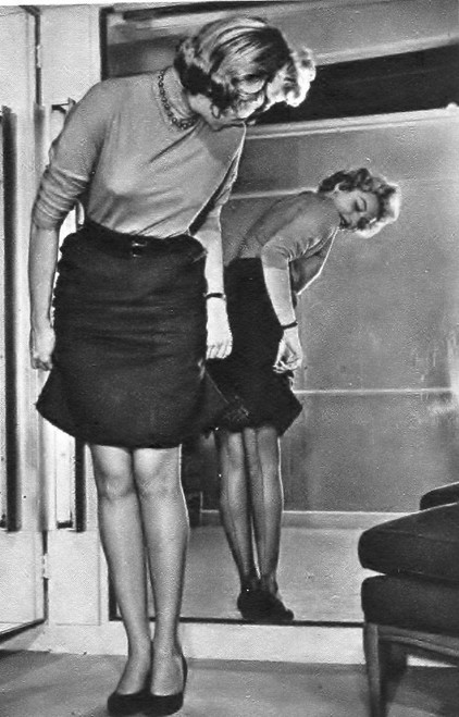 Elaine Stewart - Looking bBack In Mirror Photo Print (8 x 10) - Item # DAP17570